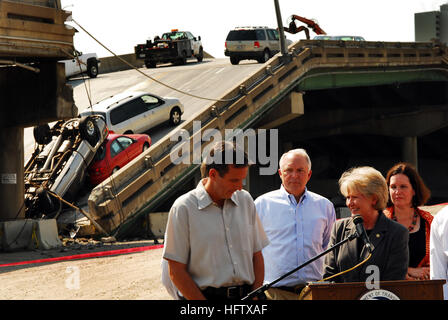 070810-N-4515N-229 Minneapolis, Minnesota (16 août 2000 10, 2007) - secrétaire des Transports, Mary E. Peters effectue un point de presse sur les lieux de l'effondrement du pont de l'I-35 sur le fleuve Mississippi, août 10. Fédéral, d'état et les fonctionnaires locaux accompagnés Peters Secrétaire pendant l'événement. U.S. Navy photo by Mass Communication Specialist Seaman Joshua Adam Nuzzo (libéré) US Navy 070810-N-4515N-229 secrétaire des Transports, Mary E. Peters effectue un point de presse sur les lieux de l'effondrement du pont I-35 Banque D'Images