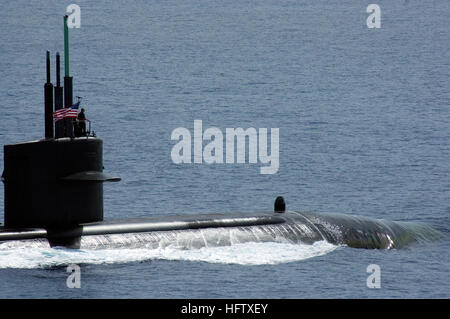 070814-N-7883G-022 de l'OCÉAN PACIFIQUE (Aug. 14, 2007) - USS Key West (SSN 722) aux côtés de transit (USS Kitty Hawk 63 CV) au cours de l'exercice Valiant Shield photo. Le Kitty Hawk, John C. Stennis et des groupes de porte-avions Nimitz participent à Valiant Shield 2007, le plus grand exercice interarmées dans le Pacifique cette année. Tenu dans la zone d'exploitation de Guam, l'exercice comprend 30 navires, plus de 280 avions et plus de 20 000 membres du service de la Marine, de la force aérienne, Marine Corps, et de la Garde côtière. U.S. Navy photo by Mass Communication Specialist Seaman Kyle D. Gahlau (libéré) US Navy 070814-N-7883 Banque D'Images