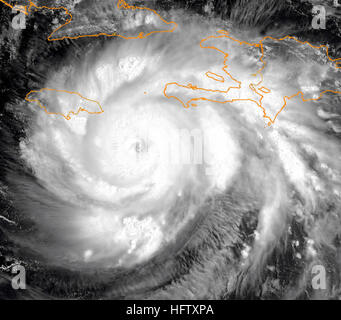 070819-N-0000X-001 mer des Caraïbes (16 août 2000 19, 2007) - Les images satellites montrent l'ouragan Dean comme il se déplace sur la Jamaïque et se dirige vers la péninsule du Yucatan. La catégorie 4 de la tempête les vents sont maintenant maintenues à 145 mi/h avec des rafales plus élevées. À 11 h 00 HAE, le centre de l'ouragan Dean était situé près de 130 milles à l'est-sud-est de Kingston, Jamaïque, et d'environ 215 milles à l'ouest au sud-ouest de Port-au-Prince, Haïti. Le National Hurricane Center à Miami a déclaré que le premier ouragan de la saison de l'Atlantique devrait atteindre le plus dangereux ouragan classification, la catégorie 5, avec des vents de 160 mph b Banque D'Images