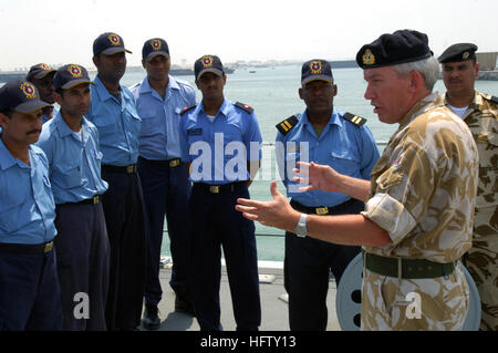 070822-N-0448N-106 Mina Salman, Bahreïn (16 août 2000 22, 2007) - la composante maritime du Royaume-Uni, le cmdr. Keith Winstanley chats aux membres de la Force de défense de Bahreïn (BDF) à bord de la Royal Navy britannique destiné au chasseur de classe Sandown HMS Blyth (M111), pierside à Mina Salman, Bahreïn. L'équipage Blyth partager connaissances et compétences avec les membres du BDF pendant deux semaines au milieu d'un déploiement dans le golfe Persique pour mener la lutte contre les mines et les opérations de l'enquête. U.S. Navy photo by Mass Communication Specialist 2e classe Bobby Northnagle (publié) US Navy 070822-N-0448N-106 de la composante maritime du Royaume-Uni Banque D'Images