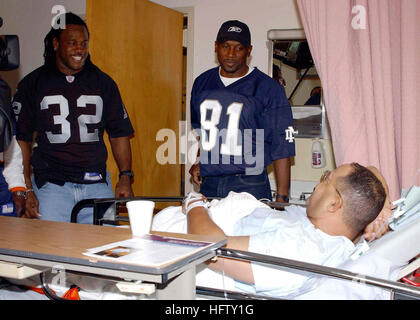 050131-N-8102J-023 Jacksonville en Floride (janv. 31, 2005) - Marine Corps Le Major (retraité) Mike Fonteno a obtenu une visite surprise à partir de la Ligue nationale de football (NFL) Oakland Raiders full retour Zack Crockett et Tampa Bay Buccaneers receveur Tim Brown au Naval Hospital Jacksonville, en Floride, les joueurs de la NFL ont montré leur soutien pour les troupes en Iraq en visitant les patients et membres du personnel de l'hôpital durant le Super Bowl XXXIX festivités. U.S. Navy photo by Photographer's Mate 1re classe les systèmes de guerre Toiete l'aviation de l'opérateur (Jackson) Parution Zack Crockett et Tim Brown Banque D'Images