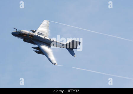 070823-N-3136P-033 de l'OCÉAN PACIFIQUE (Aug. 23, 2007) - vapeur d'eau s'écoule sur les ailes d'un EA-6B Prowler, affecté à l'Escadron de Guerre électronique tactique (VAQ) 136, puisqu'il effectue un passage à grande vitesse au cours d'une démonstration de puissance de l'air au-dessus de l'USS Kitty Hawk (CV 63). Kitty Hawk est de trois mois dans son déploiement à partir de l'été les activités de la flotte de Yokosuka, Japon. U.S. Navy photo by Mass Communication Specialist 3rd Class Jimmy C. Pan (libéré) US Navy 070823-N-3136P-033 de la vapeur d'eau s'écoule sur les ailes d'un EA-6B Prowler, affecté à l'Escadron de Guerre électronique tactique (VAQ) 136, puisqu'il exerce une forte Banque D'Images