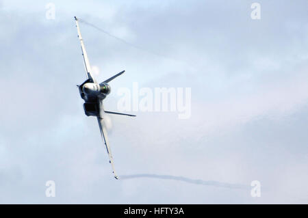 070823-N-3136P-214 de l'OCÉAN PACIFIQUE (Aug. 23, 2007) - vapeur d'eau s'écoule sur les ailes d'un F/A-18F Super Hornet affectés à l'Escadron d'avions de combat interarmées (VFA) 102, car il effectue un passage à grande vitesse au cours d'une démonstration de puissance de l'air au-dessus de l'USS Kitty Hawk (CV 63). Kitty Hawk est de trois mois dans son déploiement à partir de l'été les activités de la flotte de Yokosuka, Japon. U.S. Navy photo by Mass Communication Specialist 3rd Class Jimmy C. Pan (libéré) US Navy 070823-N-3136P-214 de la vapeur d'eau s'écoule sur les ailes d'un F-A-18F Super Hornet affectés à l'Escadron d'avions de combat interarmées (VFA) 102, car il effectue un passage à grande vitesse du Banque D'Images