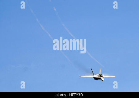 070823-N-3136P-023 de l'OCÉAN PACIFIQUE (Aug. 23, 2007) - vapeur d'eau s'écoule sur les ailes d'un F/A-18F Super Hornet, affecté à l'Escadron d'avions de combat interarmées (VFA) 102, car il effectue un passage à grande vitesse au cours d'une démonstration de puissance de l'air au-dessus de l'USS Kitty Hawk (CV 63). Kitty Hawk est de trois mois dans son déploiement à partir de l'été les activités de la flotte de Yokosuka, Japon. U.S. Navy photo by Mass Communication Specialist 3rd Class Jimmy C. Pan (libéré) US Navy 070823-N-3136P-023 de la vapeur d'eau s'écoule sur les ailes d'un F-A-18F Super Hornet, affecté à l'Escadron d'avions de combat interarmées (VFA) 102, car il effectue un passage à grande vitesse Banque D'Images