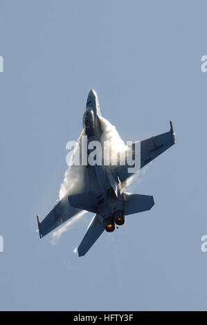 070823-N-3136P-040 de l'OCÉAN PACIFIQUE (Aug. 23, 2007) - vapeur d'eau s'écoule sur les ailes d'un F/A-18F Super Hornet, affecté à l'Escadron d'avions de combat interarmées (VFA) 102, car il effectue un passage à grande vitesse au cours d'une démonstration de puissance de l'air au-dessus de l'USS Kitty Hawk (CV 63). Kitty Hawk est de trois mois dans son déploiement à partir de l'été les activités de la flotte de Yokosuka, Japon. U.S. Navy photo by Mass Communication Specialist 3rd Class Jimmy C. Pan (libéré) US Navy 070823-N-3136P-040 de la vapeur d'eau s'écoule sur les ailes d'un F-A-18F Super Hornet, affecté à l'Escadron d'avions de combat interarmées (VFA) 102, car il effectue un passage à grande vitesse Banque D'Images