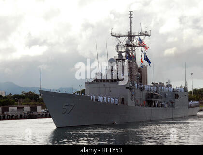 070824-N-9758G-183 PEARL HARBOR. Hawaï (Aug. 24, 2007) - de la classe Oliver Hazard Perry frégate lance-missiles USS Reuben James (FFG 37) s'écarte de son port d'attache de la base navale de Pearl Harbor. Le navire devrait mener des opérations dans l'ouest de l'océan Pacifique. U.S. Navy photo by Mass Communication Specialist 3rd Class Michael A. Lantron (libéré) US Navy 070824-N-9758G-183 de classe Oliver Hazard Perry frégate lance-missiles USS Reuben James (FFG 37) s'écarte de son port d'attache de la base navale de Pearl Harbor Banque D'Images