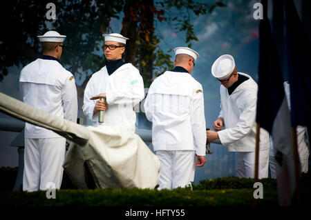 Les membres de la première division de la Garde de cérémonie de la marine américaine tirent un salut de 21 canons lors d'une cérémonie d'accueil pleine honneurs au parc Leutze de Washington Navy Yard pour le commandant en chef de la marine russe. Banque D'Images