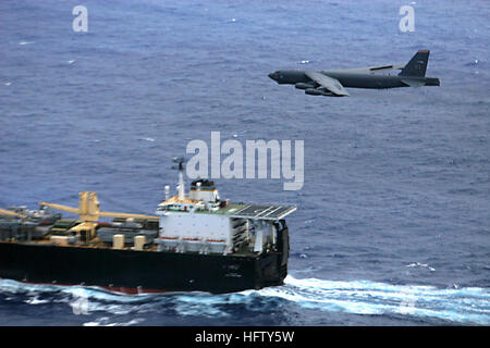 070824-F-0000B-002 GOLFE DU MEXIQUE (16 août 2000 24, 2007) - UN B-52H Stratofortress de 2e Bomb Wing vole au-dessus de la commande de transport maritime militaire de prépositionnement maritime ship 2e LT John P. Bobo au cours d'une mission de formation de l'interception maritime. Photo par le Lieutenant-colonel Ricardo J. Beruvides (libéré) US Navy 070824-F-0000B-002 UN B-52H Stratofortress de 2e Bomb Wing Banque D'Images