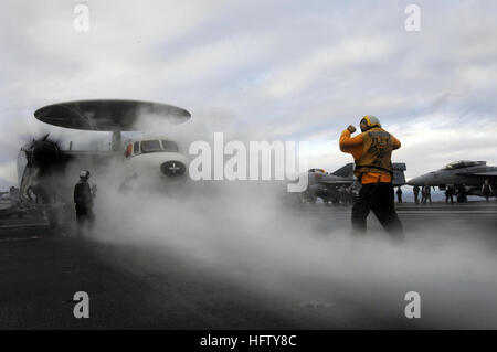 070826-N-3729H-172 de l'OCÉAN PACIFIQUE (Aug. 26, 2007) - Un poste de pilotage Avion guides directeur un E-2C Hawkeye, affecté à la 'Golden Hawks" de l'Escadron d'alerte aéroporté (VFF) 112, à la catapulte pour lancer depuis le poste de pilotage de la classe Nimitz porte-avions USS JOHN C. STENNIS (CVN 74) pour la dernière fois ce déploiement comme Carrier Air Wing 9 (CVW) quitte le navire pour leur naval air stations. Stennis CVW-9 et retournent aux États-Unis après 7,5 mois long déploiement la promotion de la paix, de la coopération régionale et la stabilité et le soutien de la guerre globale contre le terrorisme. Le ph de la Marine américaine Banque D'Images