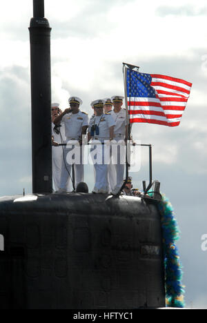 070828-N-5476H-010 PEARL HARBOR, Hawaii (Aug. 28, 2007) Ð les marins à bord de Los Angeles-classe d'attaque USS Key West (SSN 722) l'homme le pont tout en tirant dans la jetée de la station navale de Pearl Harbor. Key West est retourné à son port d'attache après avoir achevé avec succès un déploiement de sept mois à l'ouest du Pacifique, la promotion de relations internationales et d'appuyer la guerre globale contre le terrorisme. U.S. Navy photo by Mass Communication Specialist 2e classe Michael Hight (libéré) US Navy 070828-N-5476H-010 Les marins à bord de Los Angeles-classe d'attaque USS Key West (SSN 722) tandis que le pont de l'homme Banque D'Images