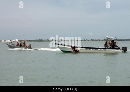 Au large de la côte de Belize City, Belize (30 août 2007) Les membres de la Garde côtière du Belize ne voile manoeuvre avec les formateurs de la Marine américaine au cours des opérations de patrouille, en tant que partie intégrante de la flotte mondiale pilote de station. 40.9 Groupe de tâches est déployé sous le contrôle opérationnel du Commandement Sud des forces navales des États-Unis (NAVSO) pour la flotte mondiale Station (GFS) déploiement du pilote pour le bassin des Caraïbes et Amérique centrale. La mission est d'effectuer un large éventail d'activités de coopération en matière de sécurité dans le théâtre avec les services maritimes. Ce déploiement est conçu pour valider le concept de GFS pour la Marine un Banque D'Images