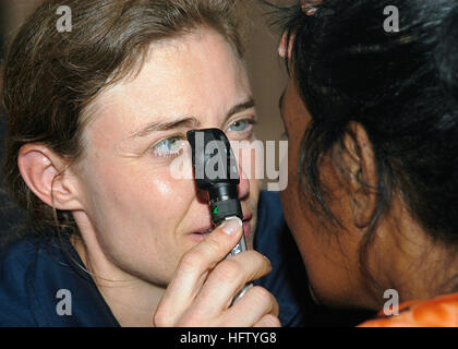 070901-N-9195K-045 Majuro (Îles Marshall) (sept. 1, 2007) - Le Cmdr. Elizabeth Satter effectue un examen d'oeil sur une femme de la région au cours d'un programme d'action civique médicale tenue à Delap High School. Navire d'assaut amphibie USS Peleliu (LHA 5) mène des efforts dans la République des Îles Marshall à l'appui du Partenariat Asie-Pacifique, à quatre mois de mission d'aide humanitaire dans le sud-est de l'Asie et Océanie. U.S. Navy photo by Mass Communication Specialist 3rd Class Patrick M. Kearney (libéré) US Navy 070901-N-9195K-045 Cmdr. Elizabeth Satter effectue un examen d'oeil sur une femme de la région au cours de Banque D'Images