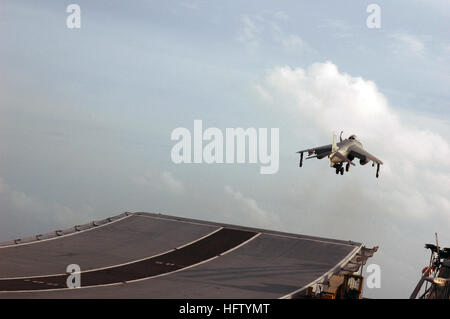 070904-N-5242D-150 de l'OCÉAN INDIEN (sept. 4, 2007) - Une mer Harrier décolle de l'envol du porte-avions de la marine indienne INS Viraat (R 22) au cours de Malabar 20007. Malabar est un exercice multilatéral qui comprend des forces navales de l'Inde, l'Australie, le Japon, Singapour et les États-Unis. Il est conçu pour accroître l'interopérabilité entre les marines et à l'élaboration de procédures communes pour les opérations de sécurité maritime. U.S. Navy photo by Mass Communication Specialist 2e classe Dustin Q. Diaz (publié) US Navy 070904-N-5242D-150 Un Harrier de la mer fait l'appel sur le poste de pilotage de la marine indienne avion : Banque D'Images