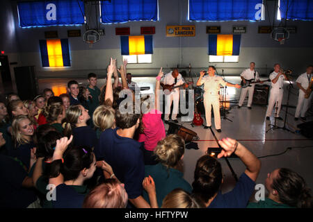 070905-N-3271W-002 Festus, Mo. (sept. 5, 2007) - Le groupe de rock de la Marine américaine, de la liberté, effectue à Saint Pie X High School, au cours de la Semaine de la Marine St Louis, le 28 août à travers le 6 septembre. La Marine 26 semaines prévu à travers l'Amérique en 2007 ont été conçus pour démontrer aux Américains l'investissement qu'ils ont fait dans leur Marine et augmenter la prise de conscience de la marine dans les villes qui n'ont pas une importante présence de la Marine. U.S. Navy photo by Mass Communication Specialist Chef Gary Ward (libéré) US Navy 070905-N-3271W-002 La Marine américaine Rock Band, la liberté, l'effectue à Saint Pie X High School, au cours Saint Louis, Août Semaine de la Marine Banque D'Images