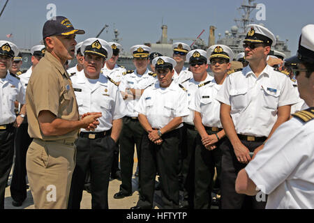 090507-N-7441H-001 Norfolk, Va. (sept. 7, 2007) - Le Cmdr. Troy Jackson, commandant du sous-marin d'attaque USS Norfolk (SSN 714), accueille un groupe d'officiers de la marine du Chili, l'Argentine et l'Espagne d'arriver pour une visite à bord du sous-marin nucléaire. U.S. Navy photo by Mass Communication Specialist 2e classe Roadell Hickman (libéré) US Navy 090507-N-7441H-001 Cmdr. Troy Jackson, commandant du sous-marin d'attaque USS Norfolk (SSN 714), accueille un groupe d'officiers de la marine du Chili, l'Argentine et l'Espagne d'arriver pour une visite à bord du sous-marin nucléaire Banque D'Images