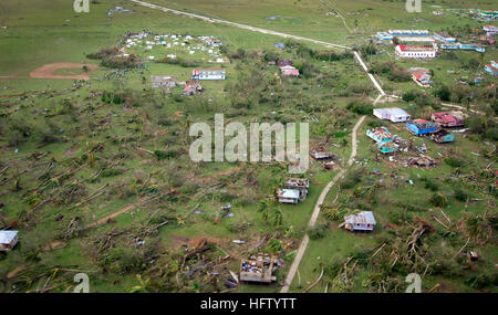 070906-N-1810F-488 Puerto Cabezas, Nicaragua (septembre 1994). 6, 2007) - Une vue aérienne d'un hélicoptère de la Marine américaine montre la dévastation de l'ouragan Felix le long de la côte est du Nicaragua. Multi-purpose navire d'assaut amphibie USS Wasp LHD (1) est dans la région pour aider les efforts de secours en cas de catastrophe après avoir été détournées d'un exercice maritime international au Panama par le Commandement Sud des États-Unis. U.S. Navy photo by Mass Communication Specialist 2e classe Todd Frantom s (libéré) US Navy 070906-N-1810F-488 Une vue aérienne d'un hélicoptère de la Marine américaine montre la dévastation de l'ouragan Felix le long de l'Est Banque D'Images