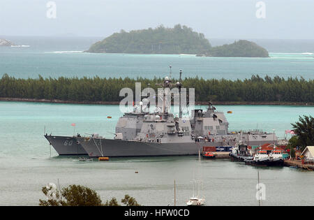 070917-N-5459S-002 VICTORIA, Seychelles (sept. 17, 2007) - cruiser lance-missiles USS Normandy (CG 60) et de missiles guidés USS Bainbridge (DDG 96) sont amarrés ensemble lors d'une escale au port de Seychelles. La Normandie est le transfert de fonctions en tant que navire amiral de Bainbridge pour commandant le groupe maritime permanent de l'OTAN (SNMG 1), le Contre-amiral Michael K. Mahon. Le SNMG1 est l'un des quatre groupes de travail commun de l'OTAN. U.S. Navy photo By Mass Communication Specialist 3rd Class Vincent J. Rue (libéré) US Navy 070917-N-5459S-002 croiseur lance-missiles USS Normandy (CG 60) et USS missiles Banque D'Images