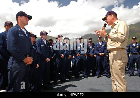 070918-N-5459S-004 VICTORIA, Seychelles (sept. 18, 2007) - Arrière Adm. Michael K. Mahon, commandant du Groupe maritime permanent de l'OTAN (SNMG 1), se félicite de la marins affectés aux missiles guidés USS Bainbridge (DDG 96) au sein du SNMG1. Bainbridge soulagé croiseur lance-missiles USS Normandy (CG 60), alors que le navire amiral Mahon aux Seychelles. U.S. Navy photo By Mass Communication Specialist 3rd Class Vincent J. Rue (libéré) US Navy 070918-N-5459S-004 SMA arrière. Michael K. Mahon, commandant du Groupe maritime permanent de l'OTAN (SNMG 1), se félicite de la marins affectés à l'USS missiles Banque D'Images