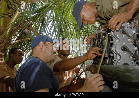 070920-N-0989H-052 Port Antonio, Jamaïque (sept. 20, 2007) - Machines de 1ère classe technicien Joseph Hernandez, affecté à la Garde côtière des États-Unis, Division International de formation aide les membres de la Force de défense de la Jamaïque avec la Garde côtière canadienne un dépannage moteur bateau Yamaha au cours de l'entretien de moteurs hors-bord à la formation de la Garde côtière de Port Antonio. 40.9 Groupe de tâches est embarquée à bord de la navire à grande vitesse (HSV 2) Swift sous le contrôle opérationnel du Commandement Sud des forces navales des États-Unis pour la flotte mondiale de déploiement pilote de la station dans le bassin des Caraïbes et Amérique centrale. La Marine américaine pho Banque D'Images