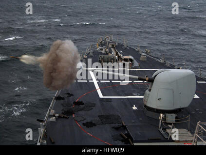 070920-N-4236E-002 CAPE WRATH, l'Écosse (sept. 20, 2007) Ð Les cinq pouces, 54-caliber Mk 45 Mod 2 fusil lance-missiles à bord du destroyer USS McFaul (DDG 74) est tiré pendant les opérations de formation au Cape Wrath de tir. McFaul participe à l'exercice Neptune Warrior, un cours conçu pour améliorer l'interopérabilité entre les marines alliées, de même que préparer les participants pour un rôle dans un groupe de travail mixte de la Coalition au cours de prochains déploiements. U.S. Navy photo by Mass Communication Specialist Seaman Chad R. Erdmann (libéré) US Navy 070920-N-4236E-002 Les cinq pouces, 54-caliber Mk 45 Mod 2 gun Banque D'Images