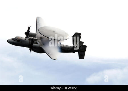 070923-N-3136P-023 de l'OCÉAN PACIFIQUE (sept. 23, 2007) - vapeur d'eau s'écoule sur les ailes d'un E-2C Hawkeye, affecté à la "liberté BellsÓ Système aéroporté de détection lointaine de l'Escadron (VAW) 115, tout en effectuant un vol aérien lors d'une démonstration de puissance pour les amis et la famille de l'USS Kitty Hawk (CV 63). Kitty Hawk a réuni plus de 2 200 personnes à bord pour une journée d'amis et famille croisière de jour. U.S. Navy photo by Mass Communication Specialist 3rd Class Jimmy C. Pan (libéré) US Navy 070923-N-3136P-023 de la vapeur d'eau s'écoule sur les ailes d'un E-2C Hawkeye tout en effectuant le survol au cours d'une puissance aérienne demonst Banque D'Images