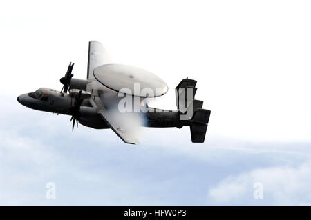 La vapeur d'eau s'écoule sur les ailes d'un E-2C Hawkeye, affecté à la 'Liberty Bells' de l'Escadron d'alerte aéroporté (VFF) 115, tout en effectuant un vol aérien lors d'une démonstration de puissance pour les amis et la famille de l'USS Kitty Hawk (CV 63). Kitty Hawk a réuni plus de 2 200 personnes à bord pour une journée d'amis et famille croisière de jour. Le jour de la famille USS Kitty Hawk Airpower DVIDS Démonstration59483 Banque D'Images