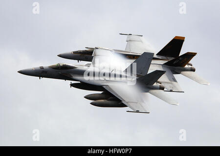 070923-N-3136P-109 de l'OCÉAN PACIFIQUE (sept. 23, 2007) - vapeur d'eau s'écoule sur les ailes de deux F/A-18E Super Hornet, affecté à la 'Royal' de l'Aéépm Strike Fighter Squadron 27, pendant qu'il effectue un vol aérien lors d'une démonstration de puissance pour les amis et la famille de l'USS Kitty Hawk (CV 63). Kitty Hawk a réuni plus de 2 200 personnes à bord pour une journée d'amis et famille croisière de jour. U.S. Navy photo by Mass Communication Specialist 3rd Class Jimmy C. Pan (libéré) US Navy 070923-N-3136P-109 de la vapeur d'eau s'écoule sur les ailes de deux F-A-18E Super Hornet Banque D'Images