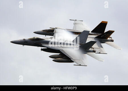 La vapeur d'eau s'écoule sur les ailes de deux F/A-18E Super Hornet, affecté à la 'Royal' de l'Aéépm Strike Fighter Squadron 27, pendant qu'il effectue un vol aérien lors d'une démonstration de puissance pour les amis et la famille de USS Kitty Hawk. Kitty Hawk a réuni plus de 2 200 personnes à bord pour une journée d'amis et famille croisière de jour. Le jour de la famille USS Kitty Hawk Airpower DVIDS Démonstration59487 Banque D'Images