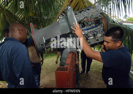 070926-N-0989H-014 Port Antonio, Jamaïque (sept. 26, 2007) - 2ème classe technicien Machines Javier Carpio, à partir de la Garde côtière des États-Unis, Division International de formation aide les membres de la Force de défense de la Jamaïque avec dépannage d'un moteur au cours de l'entretien de moteurs hors-bord à la formation de la Garde côtière de Port Antonio. 40.9 Groupe de tâches est déployé sous le contrôle opérationnel du Commandement Sud des forces navales des États-Unis pour la flotte mondiale de déploiement pilote de la station dans le bassin des Caraïbes et Amérique centrale. U.S. Navy photo by Mass Communication Specialist 1re classe David Hoffman (libéré) US Na Banque D'Images