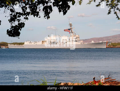 Le destroyer à missiles guidés USS Chung-Hoon (DDG 93) retourne à la base navale Pearl Harbor après avoir été déployé dans le Pacifique Ouest dans le cadre du Bonhomme Richard Expeditionary Strike Group, menant des opérations maritimes aux côtés de l'USS Chosin (CG 65) dans la zone de responsabilité de la 5e flotte. Banque D'Images
