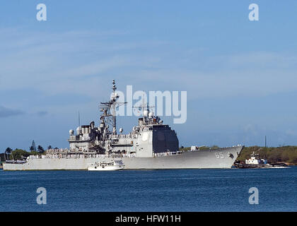 070928-N-0995C-007 PEARL HARBOR, Hawaï (sept. 28, 2007) Ð croiseur lance-missiles USS (Chosin CG 65) renvoie à la base navale de Pearl Harbor après un déploiement à l'ouest du Pacifique. Pearl Harbor et de Chosin-missiles sur destroyer USS Chung-Hoon (DDG 93) a déployé le 16 avril dans le cadre du groupe expéditionnaire Bonhomme Richard et mené des opérations maritimes dans la 5e flotte zone de responsabilité. U.S. Navy photo by Mass Communication Specialist 3rd Class Eric J. Cutright (libéré) US Navy 070928-N-0995C-007 croiseur lance-missiles USS (Chosin CG 65) renvoie à la Station Navale Banque D'Images