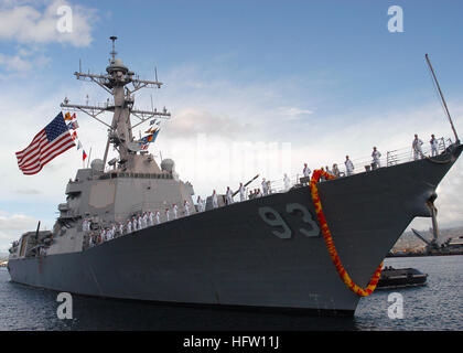 Le destroyer à missiles guidés USS Chung-Hoon (DDG 93) retourne à la base navale Pearl Harbor après avoir été déployé avec le Bonhomme Richard Expeditionary Strike Group aux côtés de l'USS Chosin (CG 65), menant des opérations maritimes dans le Pacifique occidental et la zone de responsabilité de la 5e flotte. Banque D'Images