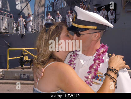 070928-N-9698C-074 PEARL HARBOR, Hawaï (sept. 28, 2007) - Le lieutenant J.G. Chet Frith embrasse sa femme après son retour à la base navale de Pearl Harbor à bord de déploiement de missiles USS Chung-Hoon (DDG 93). Chung-Hoon et Pearl Harbor, croiseur lance-missiles USS (Chosin CG 65) déployée le 16 avril dans le cadre du groupe expéditionnaire Bonhomme Richard et mené des opérations maritimes dans la 5e flotte zone de responsabilité. U.S. Navy photo by Mass Communication Specialist 3e classe John W. Ciccarelli Jr. (libéré) US Navy 070928-N-9698C-074 Le Lieutenant Matthew Fahner embrasse sa femme après r Banque D'Images