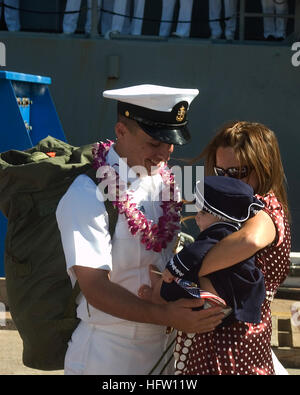 070928-N-0995C-044 PEARL HARBOR, Hawaï (sept. 28, 2007) - chef technicien Cryptologic Davy Feller accueille son épouse et l'enfant après son retour à la base navale de Pearl Harbor à bord de déploiement de missiles guidés USS-cruiser Chosin (CG 65). Pearl Harbor et de Chosin-missiles sur destroyer USS Chung-Hoon (DDG 93) a déployé le 16 avril dans le cadre du groupe expéditionnaire Bonhomme Richard et mené des opérations maritimes dans la 5e flotte zone de responsabilité. U.S. Navy photo by Mass Communication Specialist 3rd Class Eric J. Cutright (libéré) US Navy 070928-N-0995C-044 Chef de cryptologie du Tec Banque D'Images