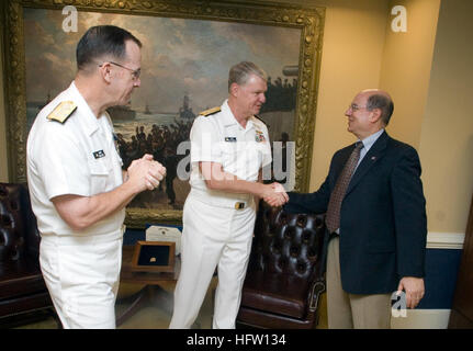 L'amiral Gary Roughead assume le rôle du 29e chef des opérations navales lors d'une cérémonie de changement de fonction au Pentagone, succédant à l'amiral Mike Mullen. Banque D'Images