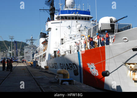 Sasebo, Japon. (Oct. 3, 2007)-- Line à partir du numéro de l'assaut amphibie USS Essex (DG 2) aider la haute lande-endurance USCGC Midgett cutter (WHEC-726) à des activités de la flotte de Sasebo, au Japon. Est étendu sur Midgett et d'application de la loi de protection des pêches de la patrouille des gardes côte 13e arrondissement et est porté à l'accueil Seattle Washington. U.S. Navy Photo by Mass Communication spécialistes 2e classe David Didier. Le USCGC Midgett Banque D'Images