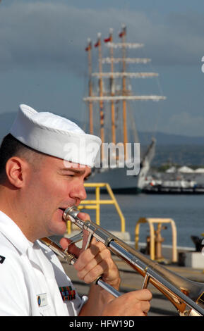 071004-N-0879R-011 PEARL HARBOR, Hawaï (oct. 4, 2007) - un marin de la flotte américaine du Pacifique Groupe joue en tant que grand navire chilien Esmeralda (43) se rend à la Station Navale pierside Pearl Harbor. Esmeralda est à la fois un navire de formation pour la marine chilienne et qu'une ambassade flottante pour le Chili, la visite de plus de 300 ports dans le monde depuis sa mise en service le 12 mai 1953. U.S. Navy photo by Mass Communication Specialist en chef David Rush (publié) US Navy 071004-N-0879R-011 un marin de la flotte américaine du Pacifique Groupe joue en tant que grand navire chilien Esmeralda (43) se rend à la Station Navale pierside Pe Banque D'Images