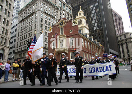 071007-N-8110K-003 Boston, Mass. (oct. 7, 2007) Ð les membres d'équipage de la frégate lance-missiles USS Bradley (FFG 49) Passez le Old State House au centre-ville de Boston pendant le défilé annuel de Columbus. Le Bradley est à Boston pour une escale de quatre jours. Le défilé a été l'un des nombreux événements prévus pour les marins pendant leurs vacances visite y compris un projet de service communautaire à la Nouvelle Angleterre un abri aux anciens combattants sans abri et la présentation des couleurs à la New England Patriots jeu. U.S. Navy photo by Mass Communication Specialist en chef Dave Kaylor (libéré) US Navy 071007-N-8110K-003 Banque D'Images