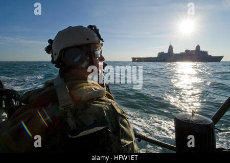 120201-N-PC102-167 Camp Lejeune, N.C. (Fév. 1, 2012) Électriciens Mate 3 Classe Zach Duffey, mitrailleur à bord du bateau fluvial de commande 803 Escadron fluviales (RIVRON) 2, mans sa watch station tout en menant des opérations d'escorte de sécurité pour les navires transitant dans la mer par le chenal en Caroline du Nord, au cours de l'exercice Bold Alligator 2012. Bold Alligator est le plus grand exercice amphibie de la marine au cours des 10 dernières années et représente le Corps des Marines de la Marine et de revitalisation de l'ensemble des opérations amphibies. L'exercice se concentre sur la lutte d'aujourd'hui avec force aujourd'hui Banque D'Images