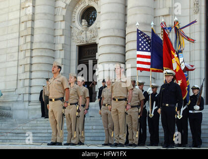 071012-N-1194L-001 Annapolis, Maryland (oct. 12, 2007) - U.S. Naval Academy et du personnel de la Brigade de la garde de couleur en stand formation spéciale sur les étapes de Bancroft Hall en l'honneur du 232e anniversaire de la marine des États-Unis. L'Aspirant de dirigeants ont parlé de la Brigade de 4 400 aspirants à l'Académie de son patrimoine et de son rôle unique dans l'histoire navale. U.S. Navy photo by Mass Communication Specialist 3rd Class Christophe Lussier (libéré) US Navy 071012-N-1194L-001 U.S. Naval Academy et du personnel de la Brigade de la garde de couleur en stand formation spéciale sur les étapes de Bancroft Hall en l'honneur du 232e anniversaire de la Banque D'Images