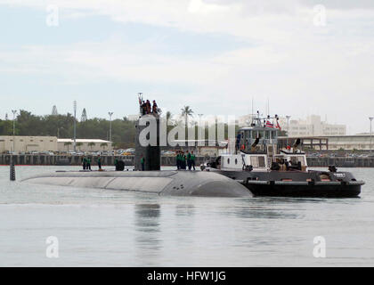 071015-N-9486C-006 PEARL HARBOR, Hawaï (oct. 15, 2007) - sous-marin de la classe Los Angeles USS Greeneville (SSN 772) part de la station navale de Pearl Harbor. Greeneville a quitté Pearl Harbor pour le Portsmouth Naval Shipyard à Kittery (Maine), pour un dépôt de 13 mois période de modernisation. U.S. Navy photo by Mass Communication Specialist 1re classe Cynthia Clark (libéré) US Navy 071015-N-9486C-006 sous-marin de la classe Los Angeles USS Greeneville (SSN 772) quitte la station navale Pearl Harbor Banque D'Images