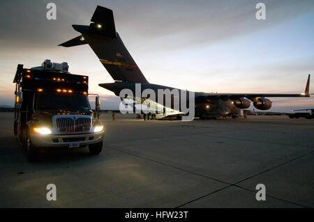 071024-N-8391G-047 Riverside, Californie (oct. 24, 2007) - Un Air Force C-17 Globemaster III jointe à la 452e Escadre de la mobilité de l'air stationnés à bord de Mars Air Reserve Base, les déchargements et les membres de l'équipement de la 5ème poste de commandement opérationnel de l'armée, deux hors de San Antonio, Texas, dans le cadre d'un module d'appui fédéral utilisé pour aider le gouvernement fédéral, les états et les organismes locaux répondant à la Californie de friches. U.S. Navy photo by Mass Communication Specialist 1re classe Latham (Troy) PARUTION US Navy 071024-N-8391G-047 Un Air Force C-17 Globemaster III jointe à la 452e Escadre de la mobilité de l'air stationnée sur le bo Banque D'Images