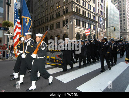 081111-N-2636M-173 NEW YORK (nov. 11, 2008) Les marins depuis le navire d'assaut amphibie USS Bataan (LHD) 5 mars et vague de spectateurs lors de la parade annuelle de YorkÕs nouveau défilé des anciens combattants. Bataan est à New York pour une semaine de relation communautaire, projets des visites quotidiennes, en participant à la Journée des anciens combattants de cityÕs Parade annuelle et soutien à la réouverture de l'Intrepid Sea, Air & Space Museum. (U.S. Photo par marine Spécialiste de la communication de masse 3 Classe Kleynia R. McKnight/libérés) US Navy 081111-N-2636M-173 marins mars et vague de spectateurs du défilé annuel de New York pendant la Journée des anciens combattants Banque D'Images