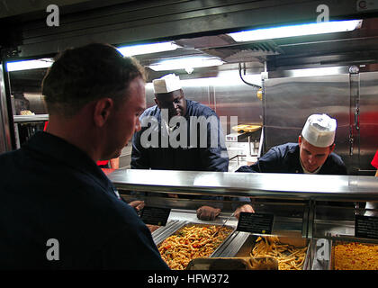 Les visiteurs servent des repas aux marins à bord de l'USS New Orleans lors d'une excursion en bateau sur le quai de transport amphibie LPD 18. Banque D'Images