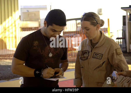 'Que 70's Show' star Wilmer Valderrama, qui a fait son caractère "Fez" un nom de ménage, signe un autographe pour opérateur de systèmes de guerre aviation Maître de 2e classe Amy Bellesheim, affecté à l'Escadron de patrouille (VP) 40, au cours de l'USO show au Camp Lemonier. Valderrama, monde-célèbre comédien Russell Peters et modèle-actrice Mayra Veronica rejoint Vice-président de la Commission paritaire maritime Chef de cabinet Le Général James Cartwright sur un tour de grâce d'installations militaires pour divertir les troupes. Wilmer Valderrama 2 Banque D'Images