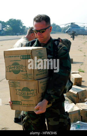 071128-N-4010S-127 PHNOM PENH, Royaume du Cambodge (nov. 28, 2007) l'hôpital en chef (FMF Corpsman/SW/AW) Robert Ferrell, attribué à l'équipe chirurgicale de la flotte 7 à bord du navire d'assaut amphibie USS Essex (DG 2), porte l'eau en bouteille espace pour les marins travaillant à des soins médicaux et dentaires des projets d'action communautaire dans le Royaume du Cambodge. D'Essex et la 31e unité expéditionnaire de Marines embarqués (MEU) sont à Sihanoukville, Royaume du Cambodge pour un service au port qui donne aux marins et soldats l'occasion de participer à l'amitié des capacités de relations communautaires événements, des soins médicaux et dentaires pr Banque D'Images