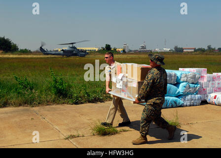 071128-N-4010S-198 PHNOM PENH, Royaume du Cambodge (nov. 28, 2007) Commis des postes en chef (SW/AW) Mike Kinstle, affecté à l'assaut amphibie USS Essex (DG 2) et le sergent d'artillerie. Ronald Delatte, affecté à l'élément de commandement de la 31e Marine Expeditionary Unit (MEU), transporter les fournitures dans un CH-53F de l'Escadron d'hélicoptère moyen maritime (HMM) 265 afin de soutenir le groupe expéditionnaire Essex tandis que dans le Royaume du Cambodge. L'Essex et l'entrepris 31e MEU est arrivé à Sihanoukville, Royaume du Cambodge, 26 nov., pour une visite de port qui donne aux marins et Marines e Banque D'Images