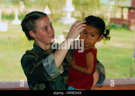 071128-N-0237G-169 Kampong Cham, Royaume du Cambodge (nov. 28, 2007) 3ème classe Corpsman Hôpital Kristin M. McBeath, stationnés à bord du navire d'assaut amphibie USS Essex (DG 2), est titulaire d'une jeune fille, pendant que sa mère est examiné par un médecin, les soins médicaux et dentaires au cours d'un projet d'action civique, avec les Forces armées royales du Cambodge et d'organisations non gouvernementales (ONG) dans la région de Kampong Cham du Cambodge. D'Essex et la 31e unité expéditionnaire de Marines embarqués sont à Sihanoukville pour un service au port qui donne aux marins et soldats l'occasion de participer à l'amitié-buil Banque D'Images