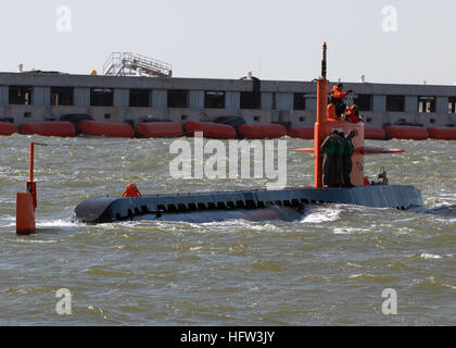 061024-N-8655E-052 Norfolk, Va. (oct. 24, 2006) - La recherche navale sous-marin, NR-1, tire à Norfolk Naval Station à côté de l'appui sous-marin américain, le MV Carolyn Chouest. C-1 est le plus petit de la Marine et seule la recherche d'un sous-marin, de l'exécution, de recherche et de récupération sous-marines et océanographiques missions de recherche installation et l'entretien d'équipement sous-marin à une profondeur de près d'un demi-mile. U.S. Navy photo by Mass Communication Specialist Seaman Kelvin Edwards (libéré) US Navy 061024-N-8655E-052 recherche navale sous-marin, NR-1, tire à Norfolk Naval Station avec les États-Unis subma Banque D'Images