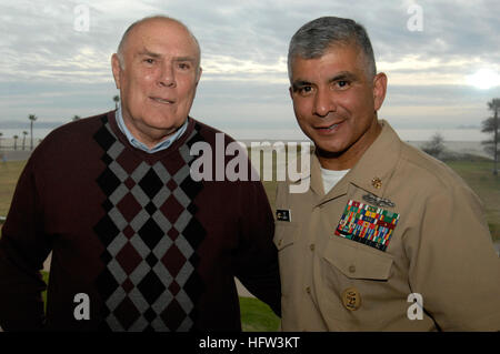 071129-N-9818V-167 SAN DIEGO (nov. 29, 2007) Master Chief Petty Officer de la Marine (MCPON) Joe R. Campa Jr. pourparlers avec maître retraité Premier maître de la marine Thomas Crow au Naval Air Station North Island après le commandant Naval Air Forces Pacific enrôlé Senior Leader Symposium. Au cours de ce colloque, MCPON a parlé de l'importance de la direction au niveau de la commande Master Chief, la direction de la premier maître de mess et le développement de la 1re classe officier marinier. U.S. Navy photo by Mass Communication Specialist 1re classe Jennifer A. Villalovos (libéré) US Nav Banque D'Images